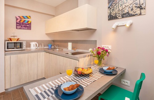 Rozat Apartment | RozART apartment- 10 min by car from Old Town in quiet area next to ACI marina