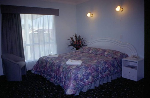 Runaway Bay Hotel | Runaway Bay Motor Inn
