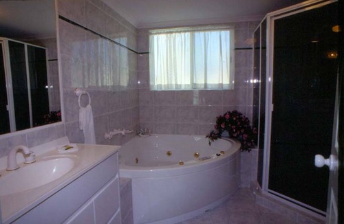Runaway Bay Hotel | Runaway Bay Motor Inn