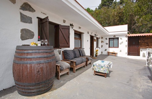 Icod de los Vinos House | Rural House 'Ca Luis' with Teide Volcano Views, Shared Terrace, and Wi-Fi