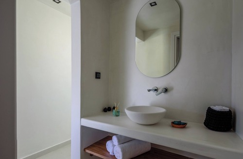 Finikia House | RyoLithos Suites