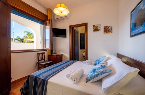 Torre Lapillo Bed & Breakfast | Sarago Room – Le Chele with Sea View, Wi-Fi & Air Conditioning