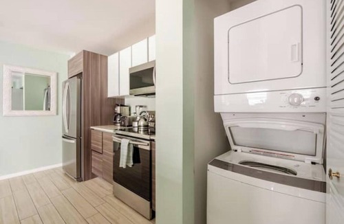 Midtown Condo | Seaview Balcony w/seats freeDrinks! freeGarage PetsOK Full Kitchen on-prem WD