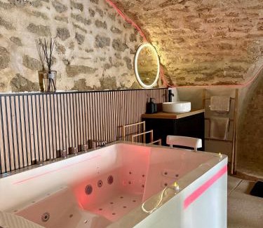 Saint-Chamas Apartment | Secret loveroom-suite romantique avec spa balneo