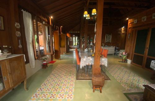 Melayang Bed & Breakfast | Sembung Healing House