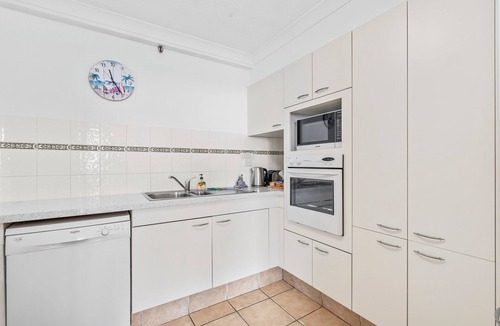 Surfers Paradise Apartment | Sensational Beach & Ocean views. Beachfront Location