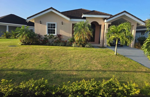 Boscobel House | Serene 2 Bedroom Villa in Gated Community