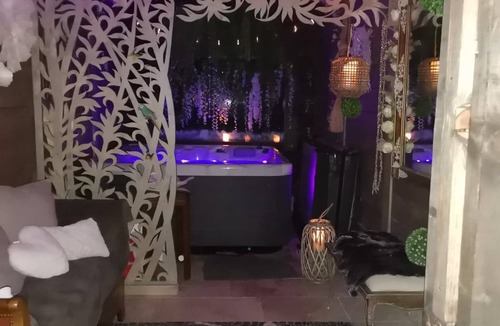 La Motte Cottage | SIANDAKI CHARMING ACCOMMODATION SWIMMING POOL JACUZZI OPTIONAL