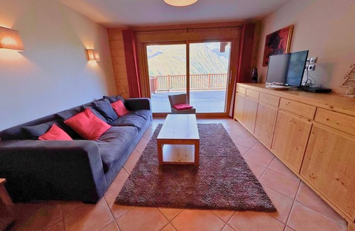 Saint-Martin-de-Belleville Apartment | Ski-In/Ski-Out Apartment with Terrace and Modern Amenities in St Martin de Belleville
