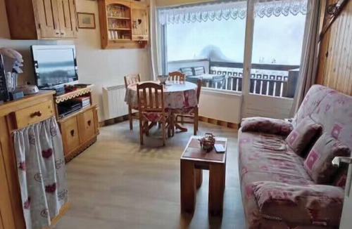 Saint-Nicolas-de-Veroce Apartment | Slopeside Nests with Mont Blanc Views