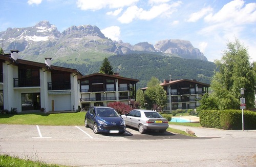 Sallanches Ski Chalet | Small chalet in residence with swimming pool