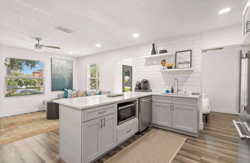 Courier City - Oscawana House | SoHo Oasis - Stunning Home In Heart of SoHo