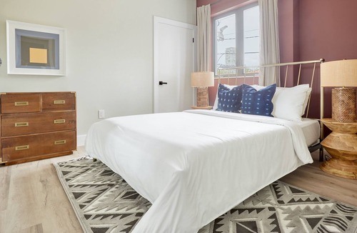 Midtown Apartment | Sonder The Palace | Queen Suite+