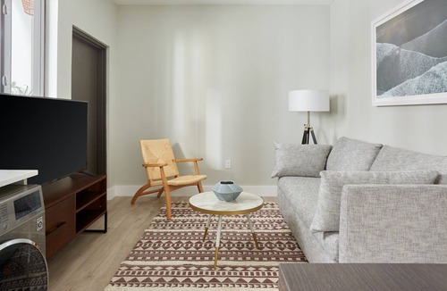 Midtown Apartment | Sonder The Palace | Queen Suite+