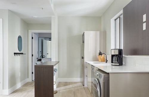 Midtown Apartment | Sonder The Palace | Queen Suite+