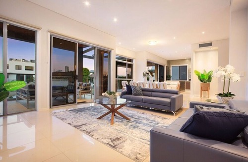 Broadbeach Waters House | Sophisticated Coastal Living