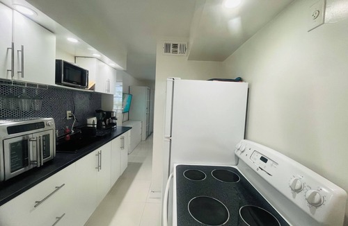 City Center Apartment | South Beach, No Car Needed, Apt with balcony walk to the beach and Lincoln Road