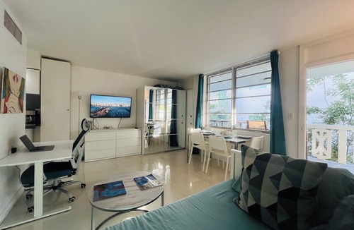 City Center Apartment | South Beach, No Car Needed, Apt with balcony walk to the beach and Lincoln Road