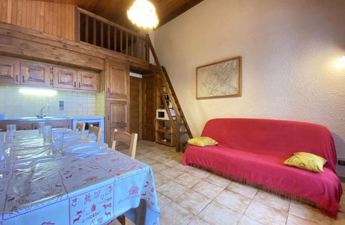 Praz-sur-Arly Apartment | Spacieux 2P+Cabine Mezzanine à Praz-Sur-Arly - 8 pers, Proche Commodités, Vue Mont Charvin - FR-1-603-37