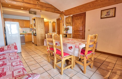 Notre-Dame-de-Bellecombe Apartment | Spacious ski-in/ski-out apartment with parking and WIFI