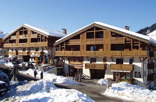 Notre-Dame-de-Bellecombe Apartment | Spacious ski-in/ski-out apartment with parking and WIFI