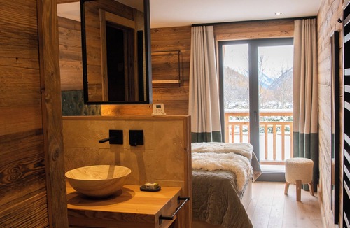Chamonix-Mont-Blanc Ski Chalet | Spacious Alpine Haven | Edge of Beginner Slopes | Flexible Duration | up to 16pp