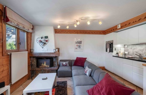 Meribel Village Apartment | Spacious apartment near slopes with pool and parking