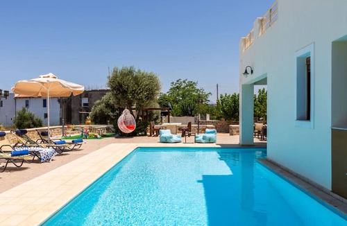Viranepiskopi Villa | Spacious Family Villa near to amenities with pool