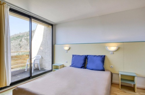 Miremont Apartment | Spacious Landscape Stay for 4 by the Lake