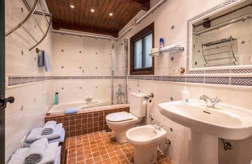 Valle de San Lorenzo Villa | Spacious holiday home “Casa Del Limonero” with Mountain View