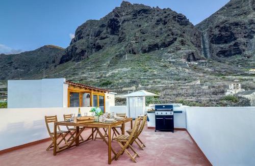 Garachico House | Spacious Home with Tropical Garden, BBQ, Near Seaside