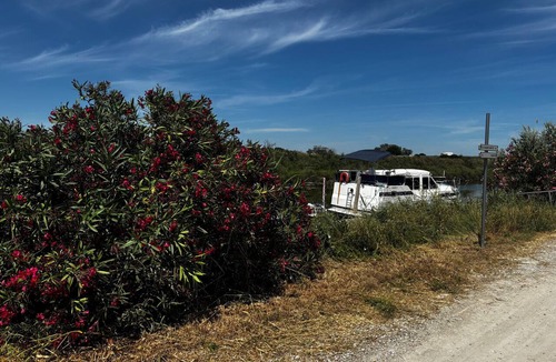 Carnon-Plage Boat Rental | Spacious houseboat at the port - 8 guests