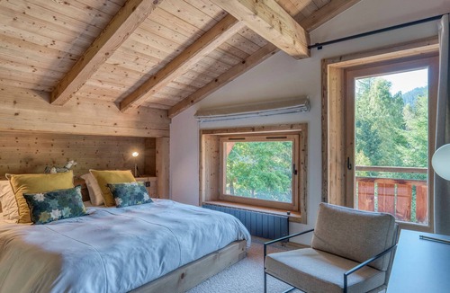 Le Planellet Ski Chalet | Spacious Renovated Chalet - 6BR, Ski-in/Ski-out, Terrace & Garden, Near Megève Center