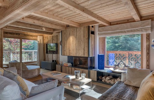 Le Planellet Ski Chalet | Spacious Renovated Chalet - 6BR, Ski-in/Ski-out, Terrace & Garden, Near Megève Center