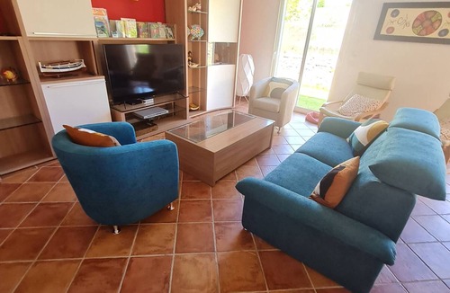 Le Brusc House | Spacious Villa in Six-Fours: Private Pool, A/C, Garage, Near Beach, Pet-Friendly, Sleeps 9