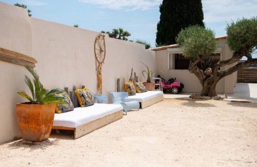 Sollies Pont Villa | Spacious villa, sleeps 12, 200m2, with pool.