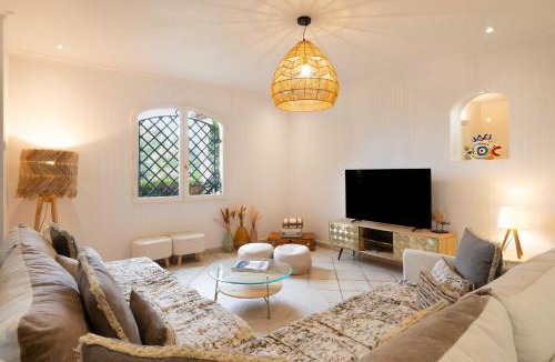 Sainte-Maxime - Saint-Tropez Apartment | Spacious Villa with Pool & A-C for 8 - Sea View
