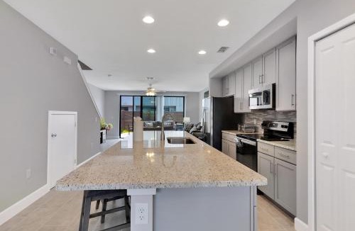 Kissimmee House | Spectacular! Townhome 9 Miles to Disney World!