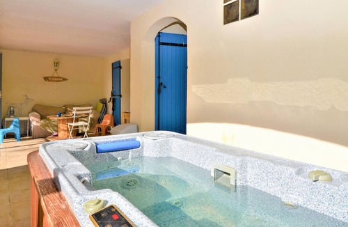 Saint-Chamas Apartment | Spend a wonderful vacation in this apartment with shared pool.