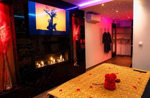 Bastide Giraud Apartment | SPICY LOVE Suite Prestige Vue Mer Jacuzzi Privatif, Piscine et Cheminée