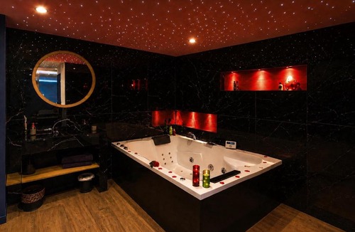 Bastide Giraud Apartment | SPICY LOVE Suite Prestige Vue Mer Jacuzzi Privatif, Piscine et Cheminée