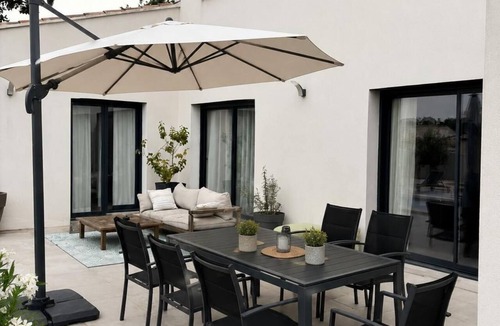 Orange House | Standing house in a residential area 5 minutes drive from the town center