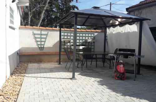 Vendat Apartment | Studio à la campagne avec piscine partagée et jardin - FR-1-489-230