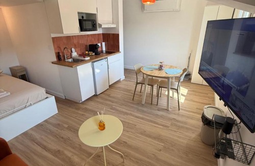La Verpilliere Apartment | Studio Ô Maé Climatisé proche Village Outlet - Aéroport