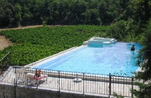 Signes Apartment | Studio 5 in a charming building, swimming pool in the middle of vineyards