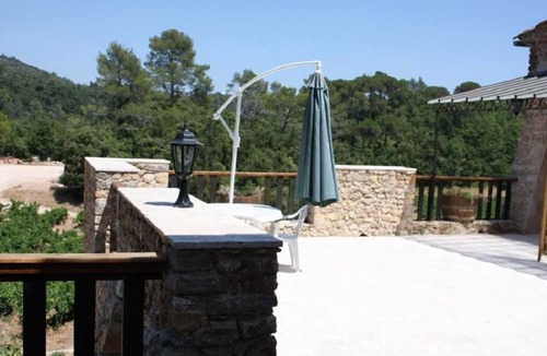 Signes Apartment | Studio 5 in a charming building, swimming pool in the middle of vineyards