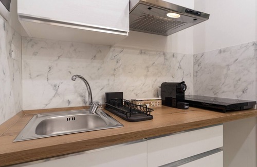 Municipio 2 Apartment | Studio Apartment 'Elettra' with Wi-Fi and Air Conditioning