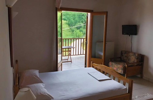 Lake Plastiras Apartment | Studio Apartment 'Hotel Antigoni Triple Room 12' with Lake View, Wi-Fi and Air Conditioning