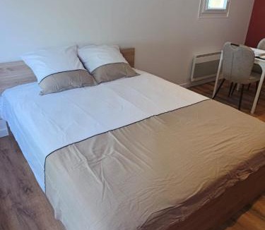 Saint-Yrieix-la-Perche Apartment | Studio au calme avec parking privé