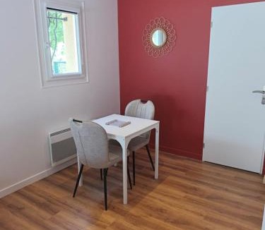 Saint-Yrieix-la-Perche Apartment | Studio au calme avec parking privé
